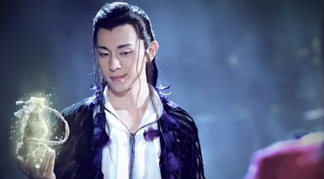 Xe hoi, do nhua xuat hien trong phim co trang 'Phong than dien nghia' hinh anh