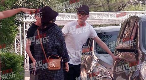 Trieu Le Dinh che kin mat trong lan dau xuat hien sau 2 thang sinh con hinh anh