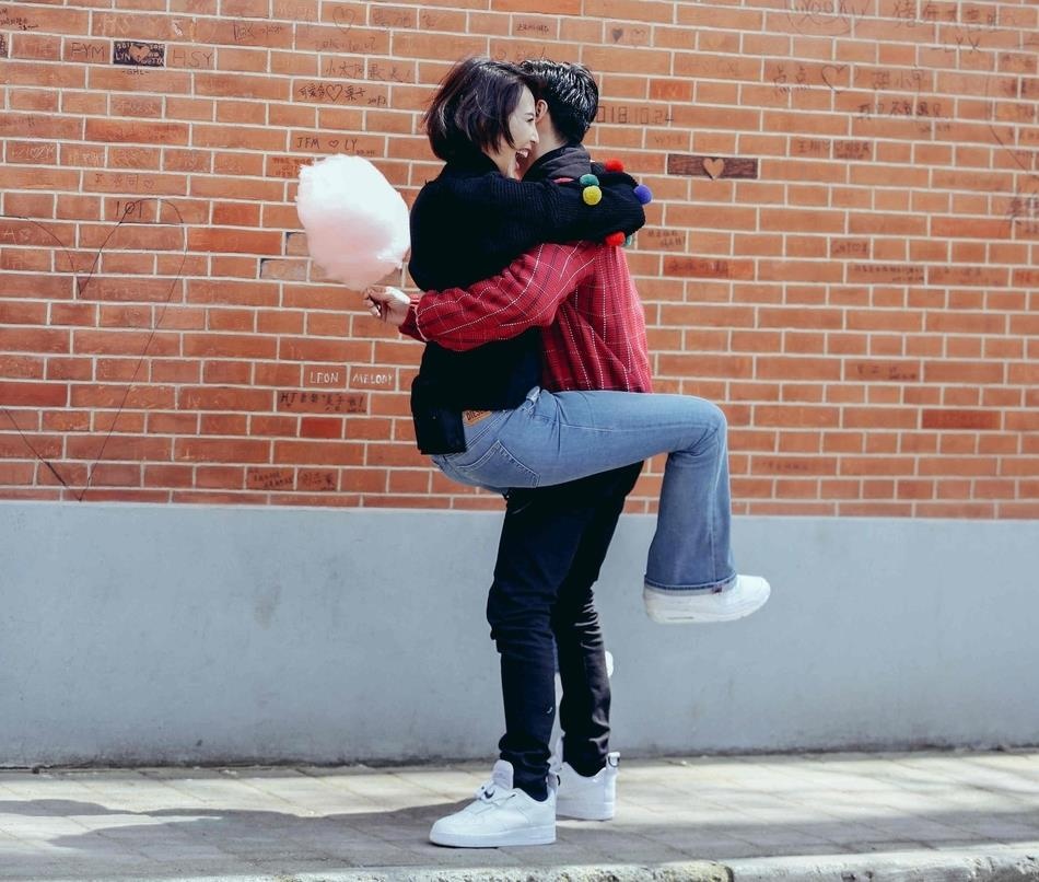 Thai Thieu Phan va chong om hon giua duong anh 1