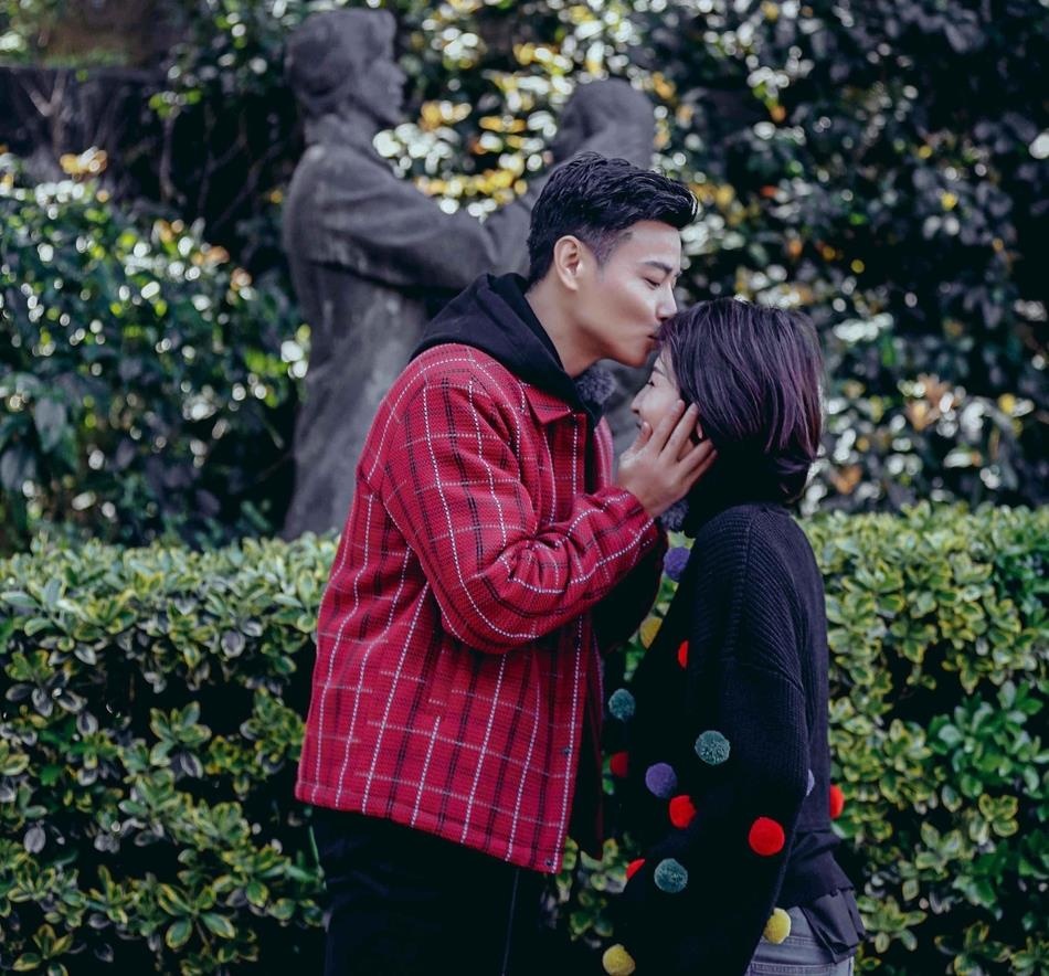 Thai Thieu Phan va chong om hon giua duong anh 2