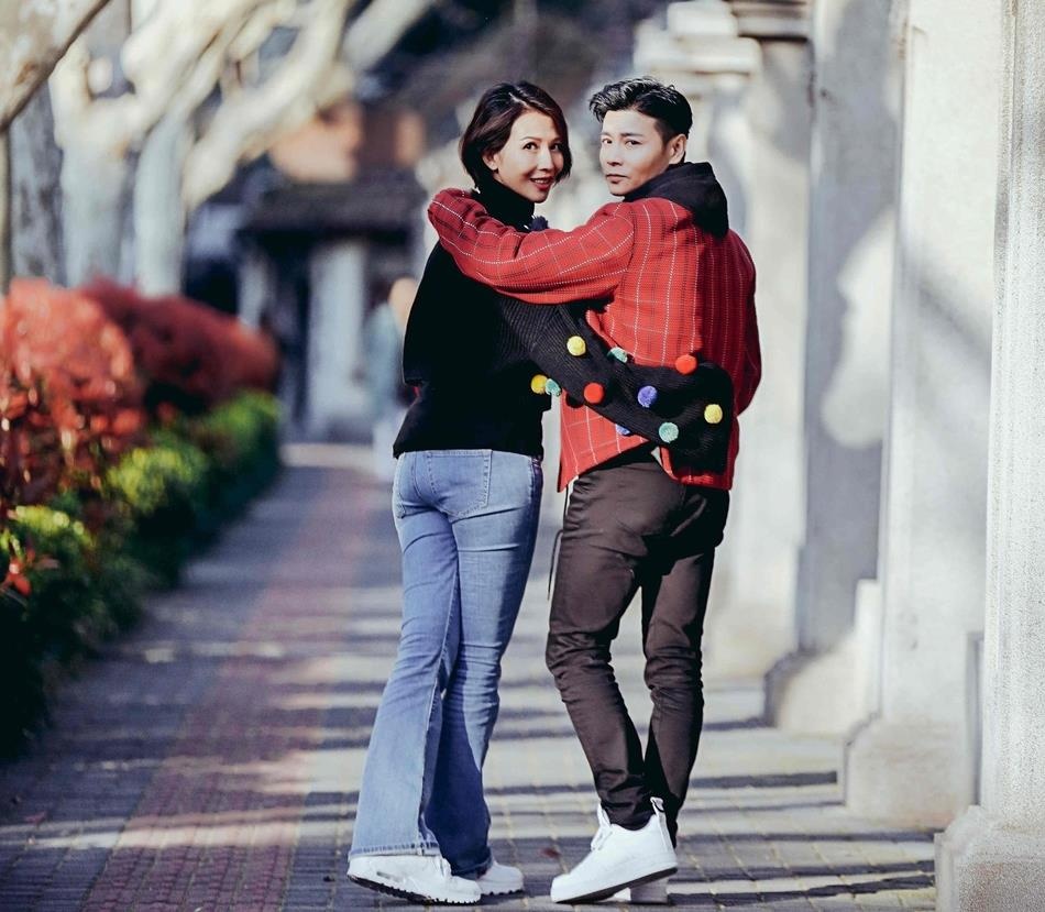 Thai Thieu Phan va chong om hon giua duong anh 10