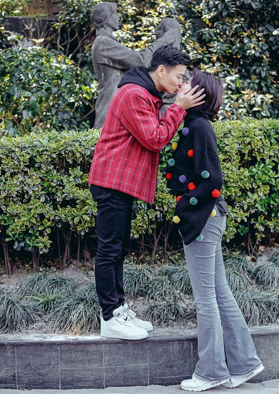 Thai Thieu Phan va chong om hon giua duong anh 11