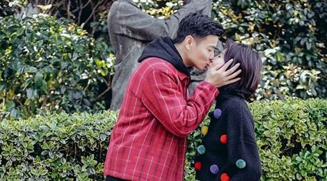 Hoa dan TVB Thai Thieu Phan om hon chong giua pho hinh anh