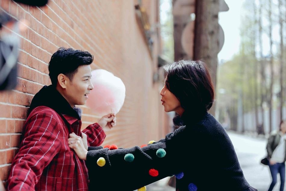 Thai Thieu Phan va chong om hon giua duong anh 3