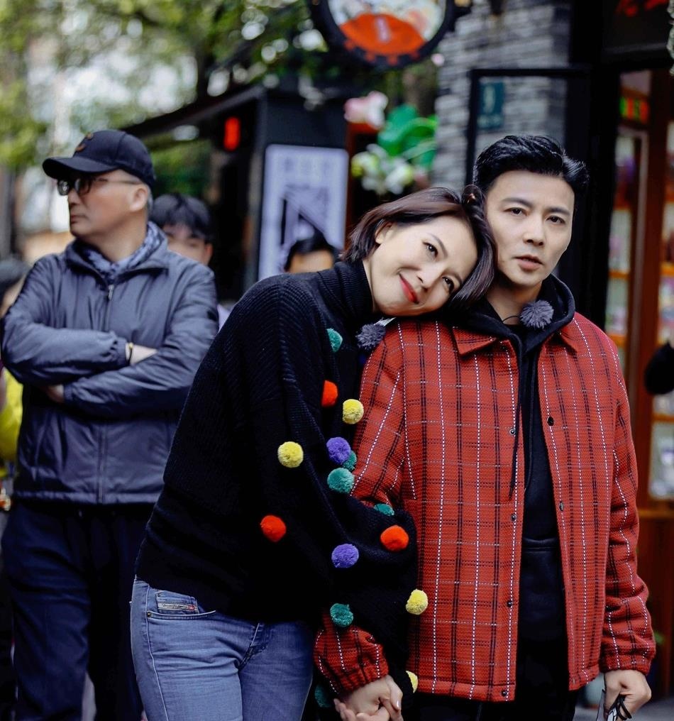 Thai Thieu Phan va chong om hon giua duong anh 5