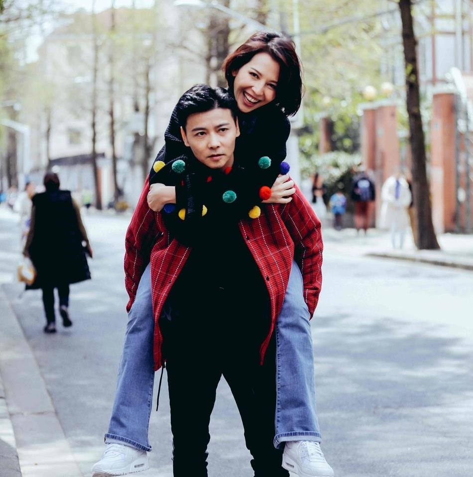 Thai Thieu Phan va chong om hon giua duong anh 6