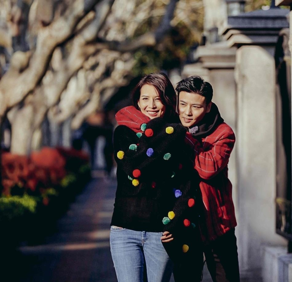 Thai Thieu Phan va chong om hon giua duong anh 7