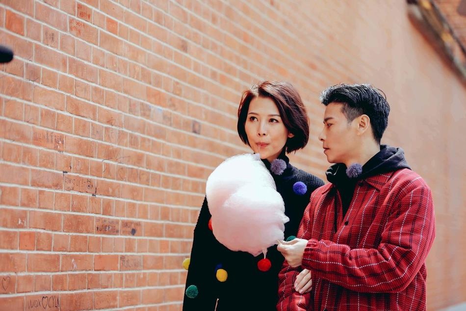 Thai Thieu Phan va chong om hon giua duong anh 4