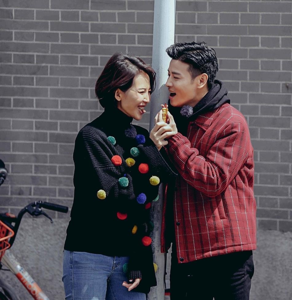 Thai Thieu Phan va chong om hon giua duong anh 8