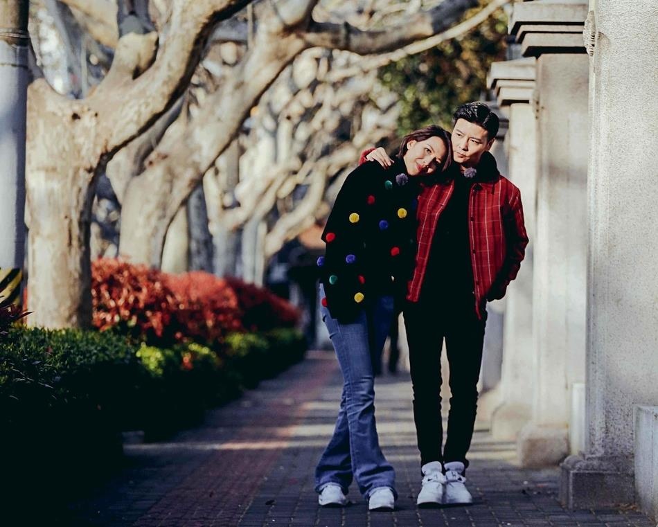 Thai Thieu Phan va chong om hon giua duong anh 9