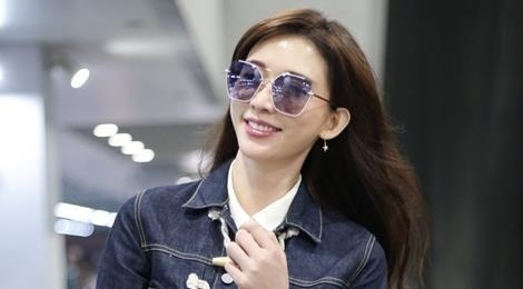 Lam Chi Linh xuat hien tuoi tan sau khi ket hon chong kem 7 tuoi hinh anh