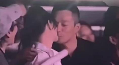 Tu Hy Vien hon chong giua on ao ly than hinh anh