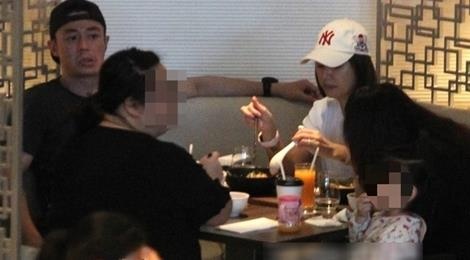 Gia dinh Hoac Kien Hoa - Lam Tam Nhu lan dau xuat hien cung nhau hinh anh