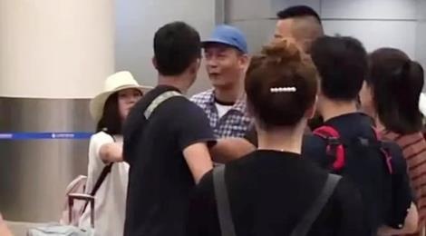 'Trai hu' Tran Quan Hy xo xat, chui boi nguoi khac giua san bay hinh anh