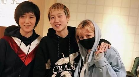 Con gai Thanh Long mua do gia re sau khi nhan cha bat thanh hinh anh