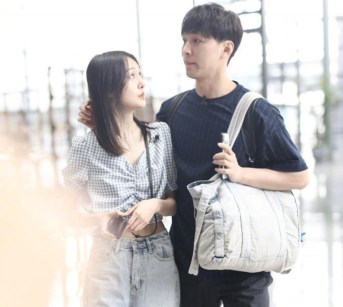 Trinh Sang va ban trai anh 1