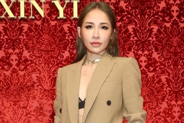 Diva Dai Loan bi bat gap qua dem voi ban trai kem 16 tuoi hinh anh