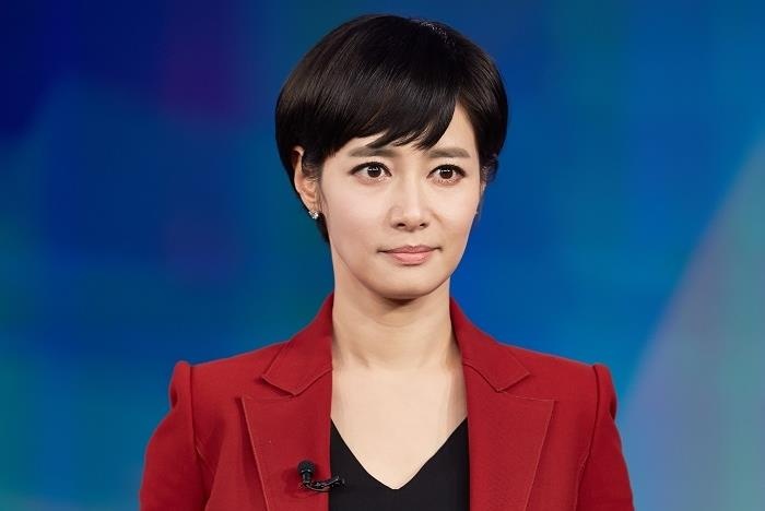 Nu MC dot ngot phat benh khi dang dan chuong trinh hinh anh