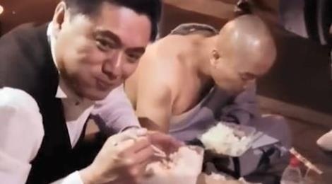 Chau Nhuan Phat ngoi an com hop ben le duong hinh anh