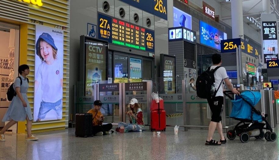 Trieu Vy ngoi an le duong anh 1