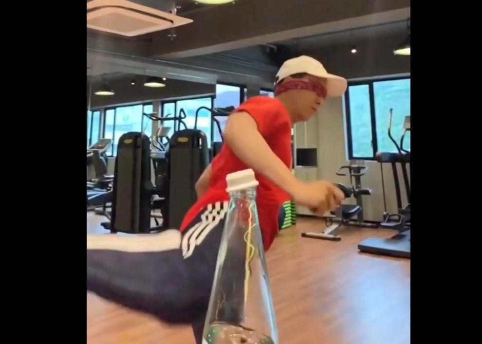 Chan Tu Dan thuc hien thu thach da nap chai hinh anh