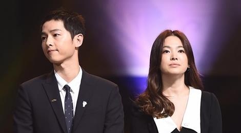 Anh trai Song Joong Ki am chi Song Hye Kyo 'lay tay che troi' hinh anh