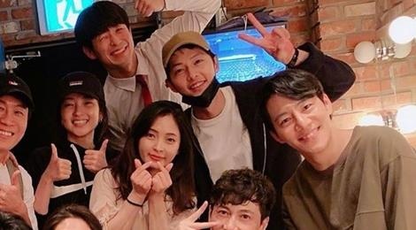 Song Joong Ki lan dau xuat hien sau on ao ly hon Song Hye Kyo hinh anh