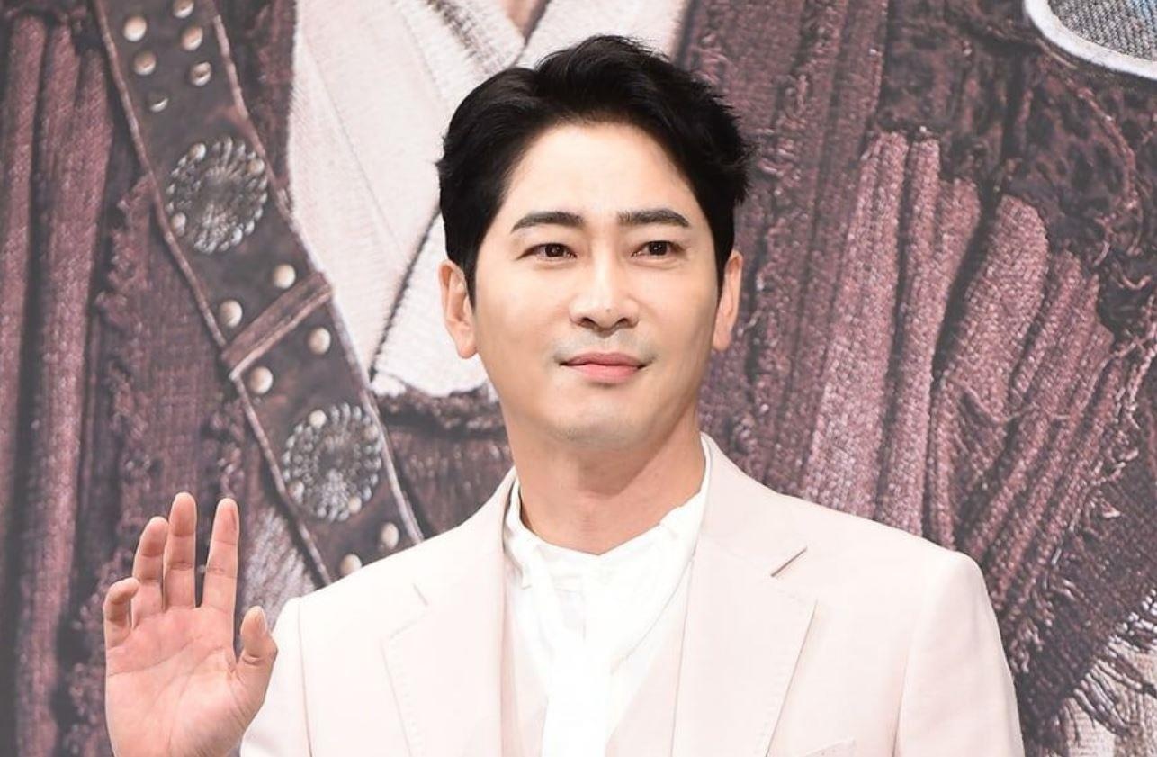 Kang Ji Hwan cuong hiep nhan vien anh 1