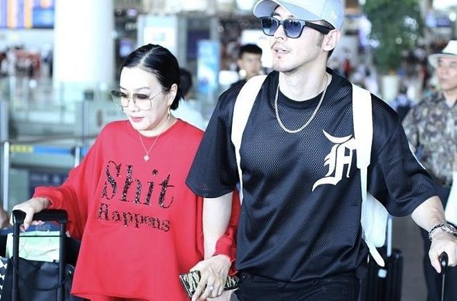 'Bom sex goc Viet' Chung Le De han gan voi gia dinh chong hinh anh