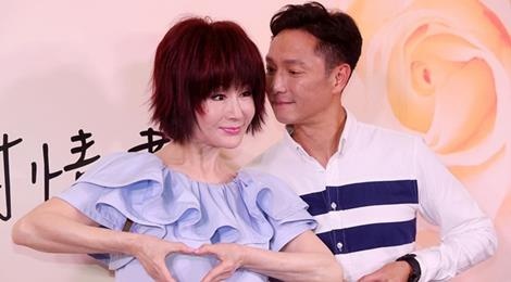 'Tieu Long Nu' Phan Nghinh Tu dong canh hon voi dan em kem 19 tuoi hinh anh