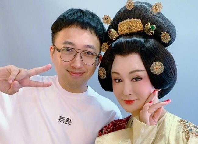 Phan Nghinh Tu hon dan em kem 19 tuoi anh 2