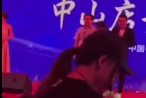 'Dai ca showbiz Hong Kong' Nham Dat Hoa bi giang ho dam o su kien hinh anh