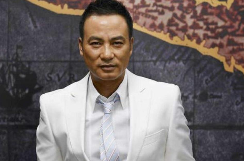 'Dai ca showbiz Hong Kong' Nham Dat Hoa suyt bi dam thung da day hinh anh