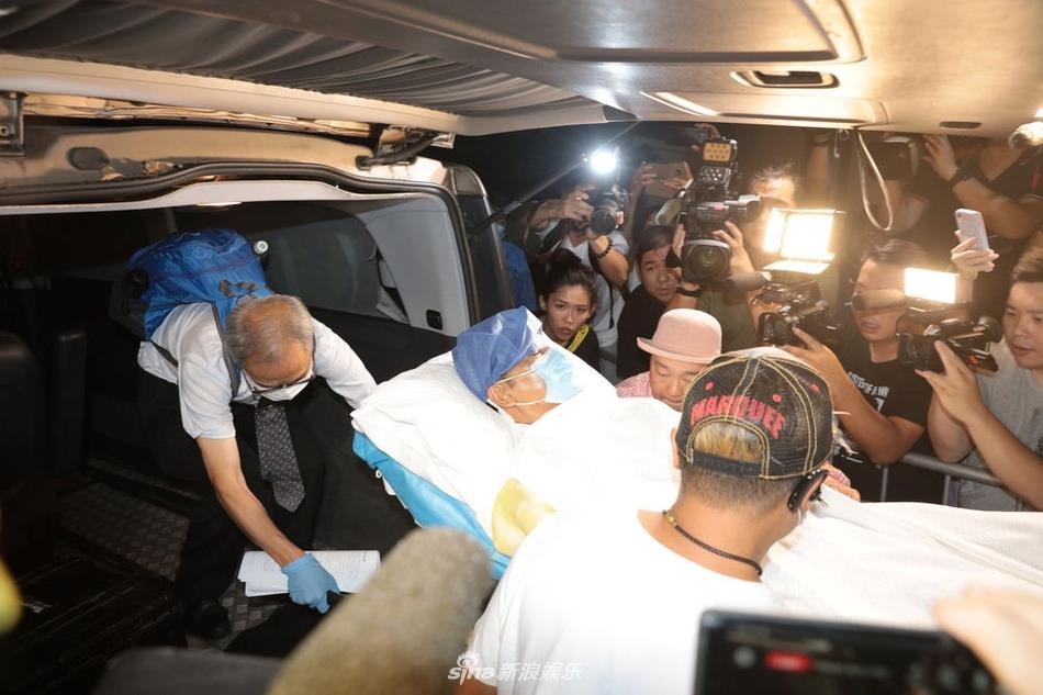 Nham Dat Hoa nam cang tro ve Hong Kong sau vu bi dam o su kien hinh anh