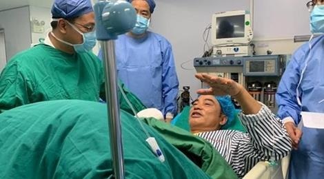 Nham Dat Hoa khong biet vi sao bi dam giua su kien hinh anh