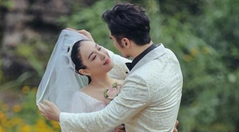 'Bom sex goc Viet' Chung Le De hanh phuc mac vay cuoi o tuoi 49 hinh anh