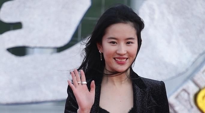 Luu Diec Phi bi che kem sac khi xuat hien tren tham do hinh anh