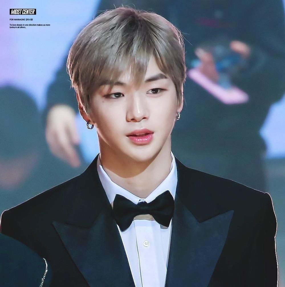 Kang Daniel hen ho truong nhom twice anh 2