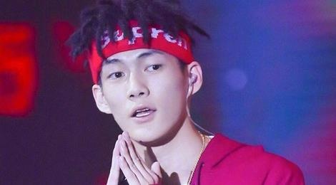 Rapper Trung Quoc bi phan doi vi dang video chat ngon tay bao luc hinh anh