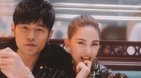 Sao Hoa ngu duoc tang sieu xe, hoa hong trong ngay tinh yeu hinh anh