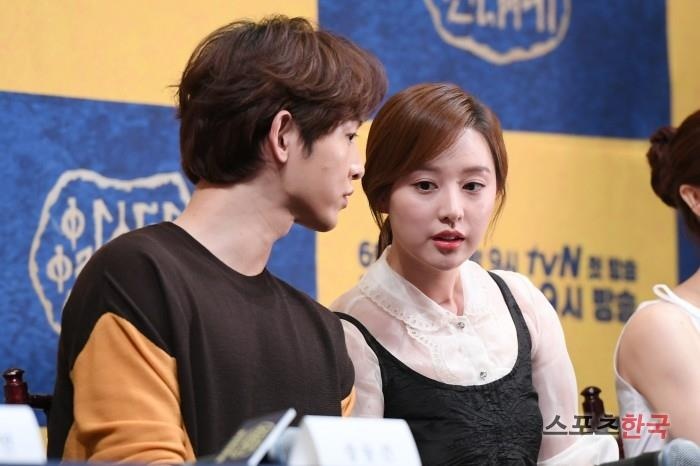 Kim Ji Won va Song Joong Ki anh 6