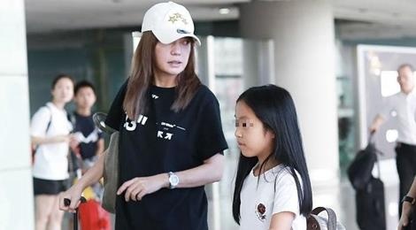 Con gai Trieu Vy hiem hoi xuat hien cung me hinh anh