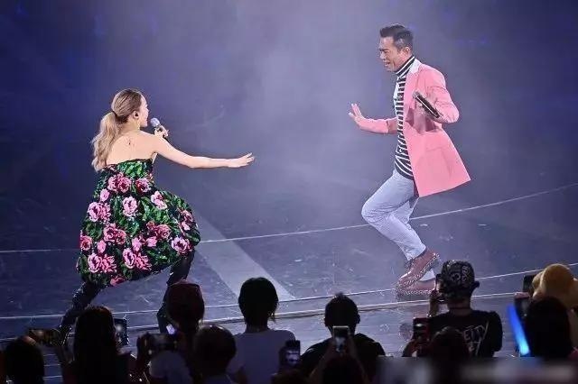 Co Thien Lac nhay va the hien giong hat tren san khau hinh anh