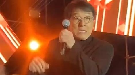 Thanh Long giat minh khi bi trung don ngay tren san khau hinh anh