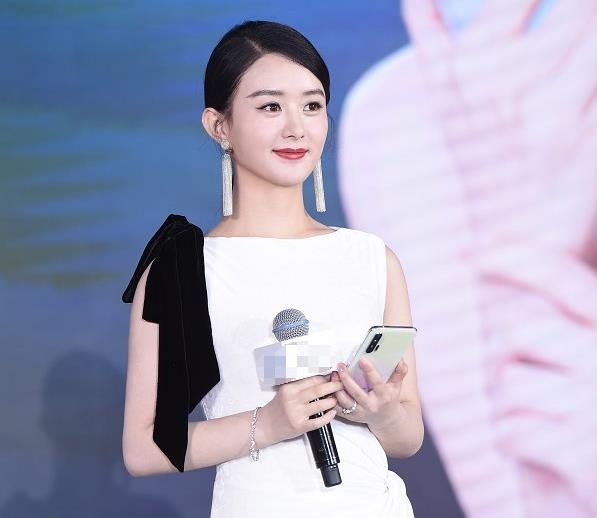 Trieu Le Dinh xuat hien sau khi sinh con anh 5