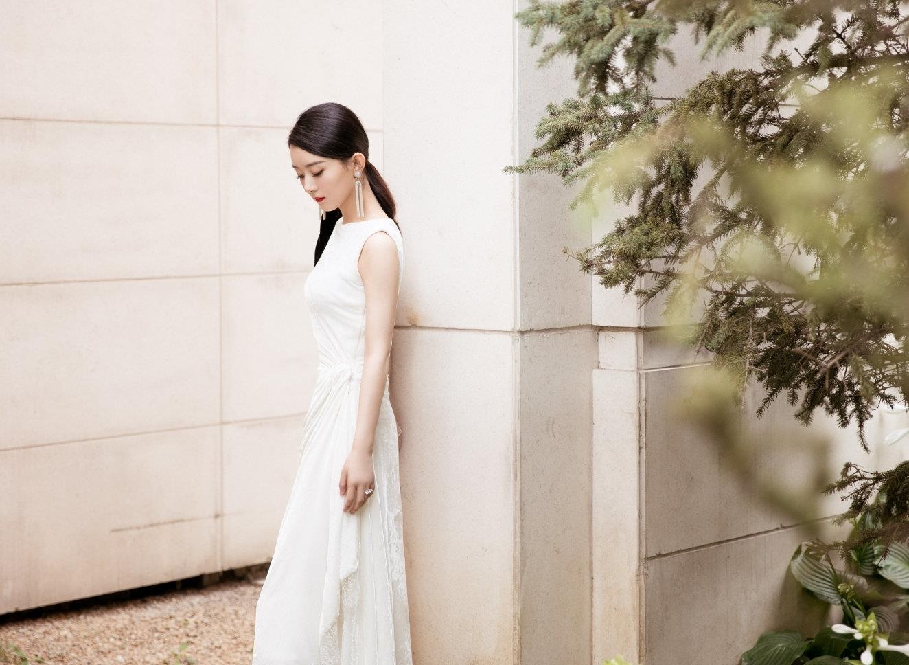 Trieu Le Dinh xuat hien sau khi sinh con anh 4