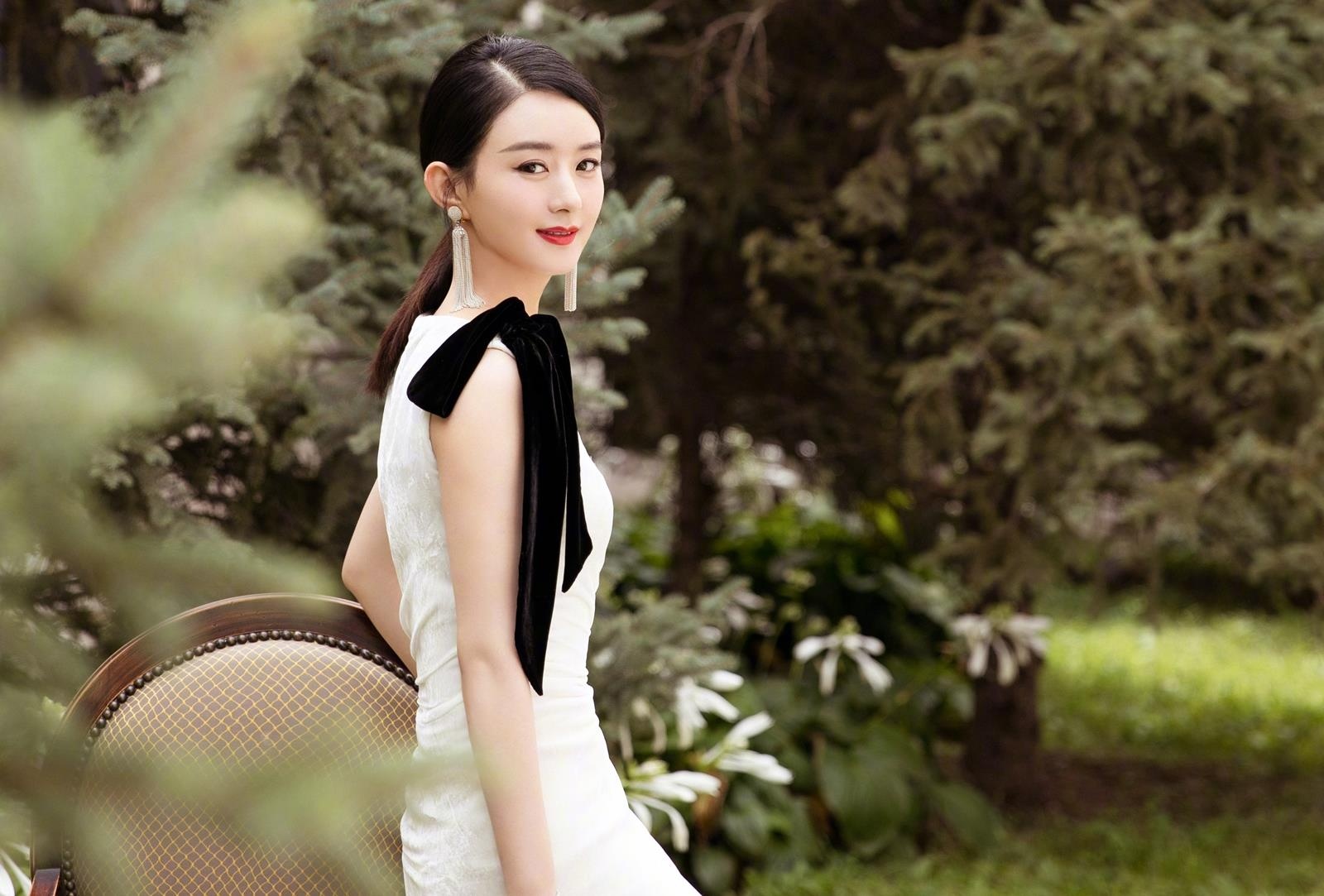 Trieu Le Dinh xuat hien sau khi sinh con anh 1