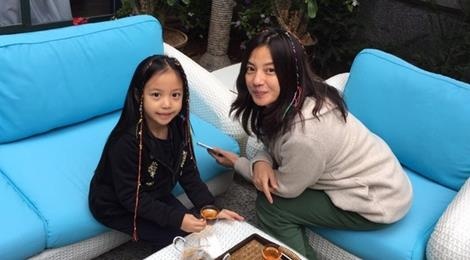 Con gai Trieu Vy hoc truong cao cap tai Hong Kong hinh anh