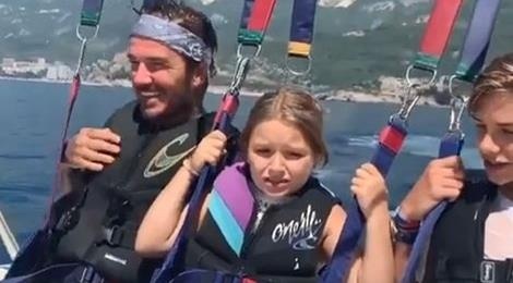 Harper Beckham bieu cam so hai khi di bien hinh anh