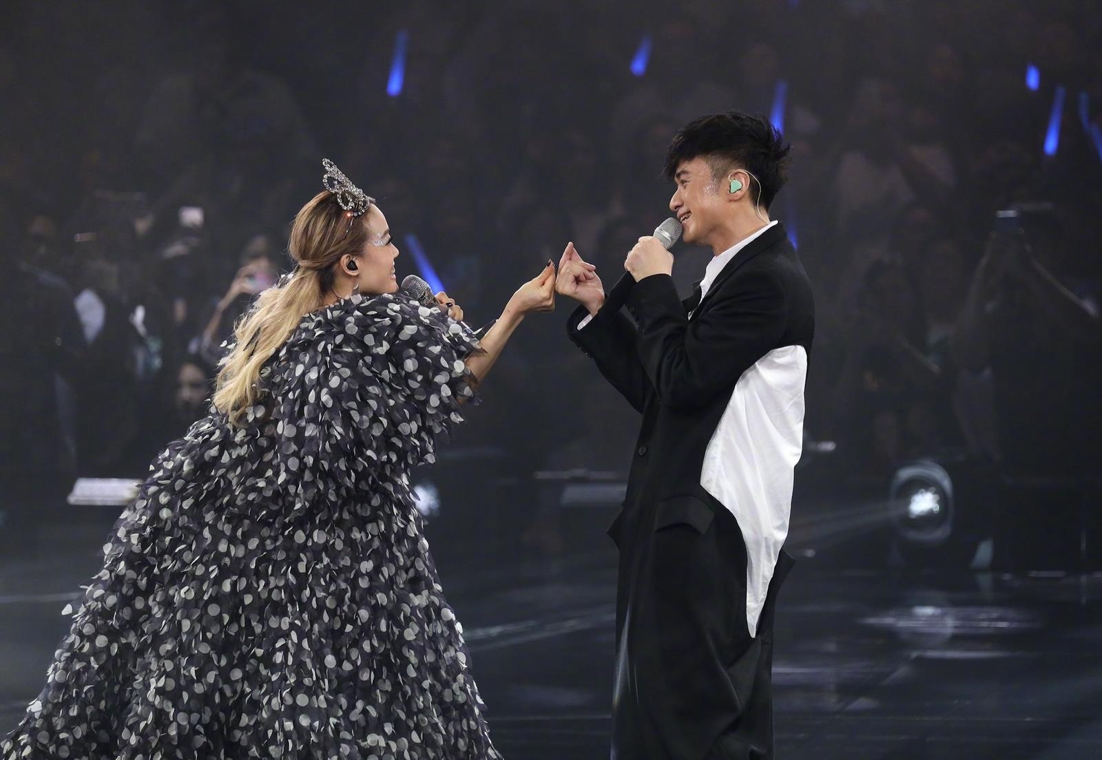 Dung To Nhi to chuc dem nhac anh 4